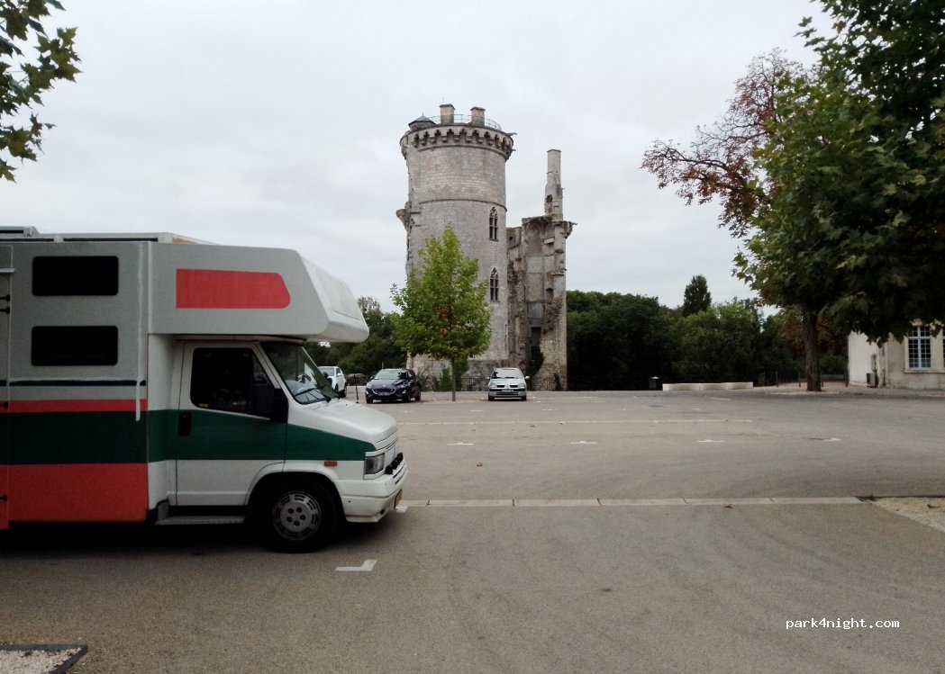 (18500) Mehun-sur-Yèvre - 2 Place du Gén Leclerc — foto 2