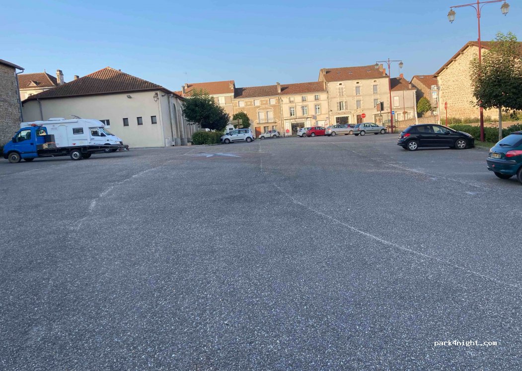 (24360) Piégut-Pluviers - 39 Rue de la Libération — foto