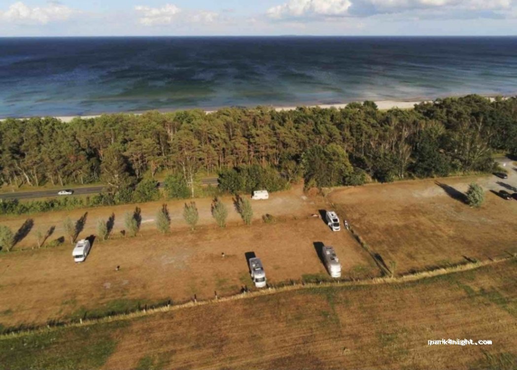 Wohnmobilstellplatz Strandparkplatz in Mönchgut — foto