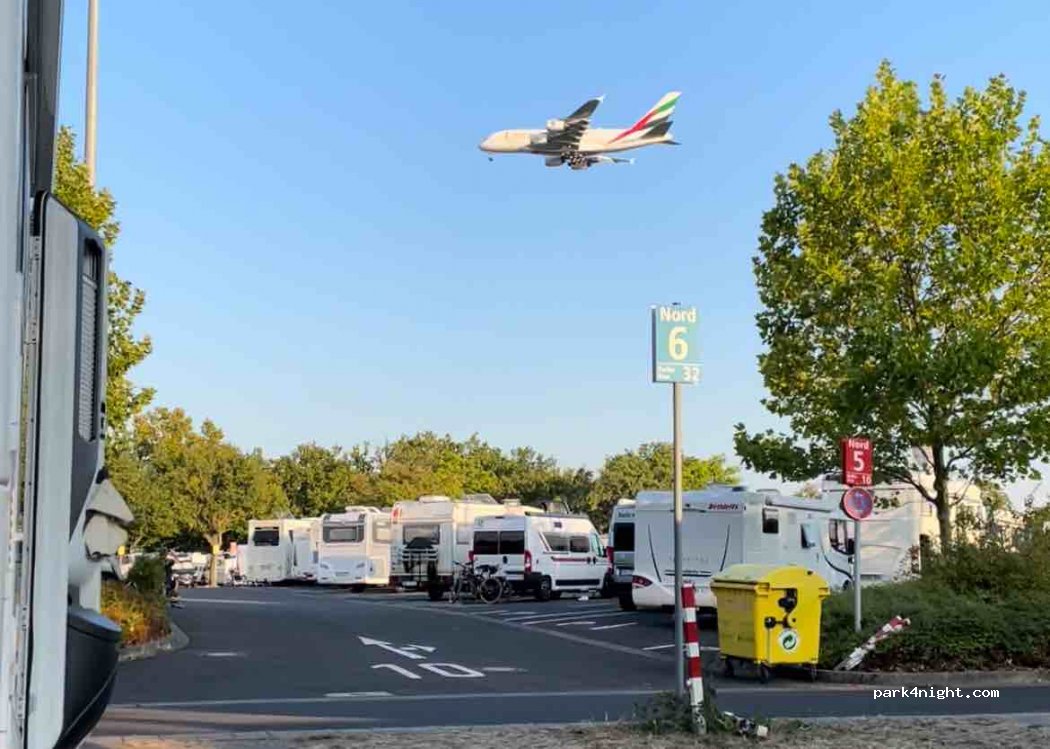 Messe Düsseldorf | Parkplatz P1 | Caravan Center — foto