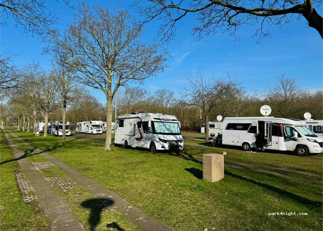 Messe Düsseldorf | Parkplatz P1 | Caravan Center — foto 4