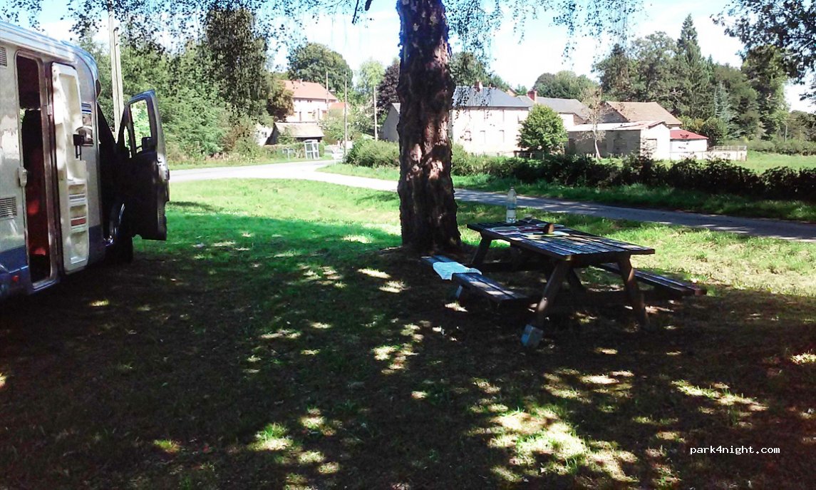 (23260) La Mazière-aux-Bons-Hommes - D10 — foto