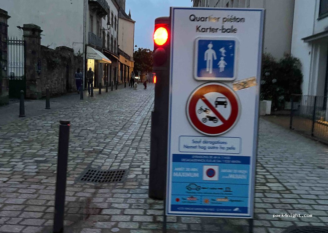 (29000) Quimper - 54 Place Saint-Corentin — foto 3