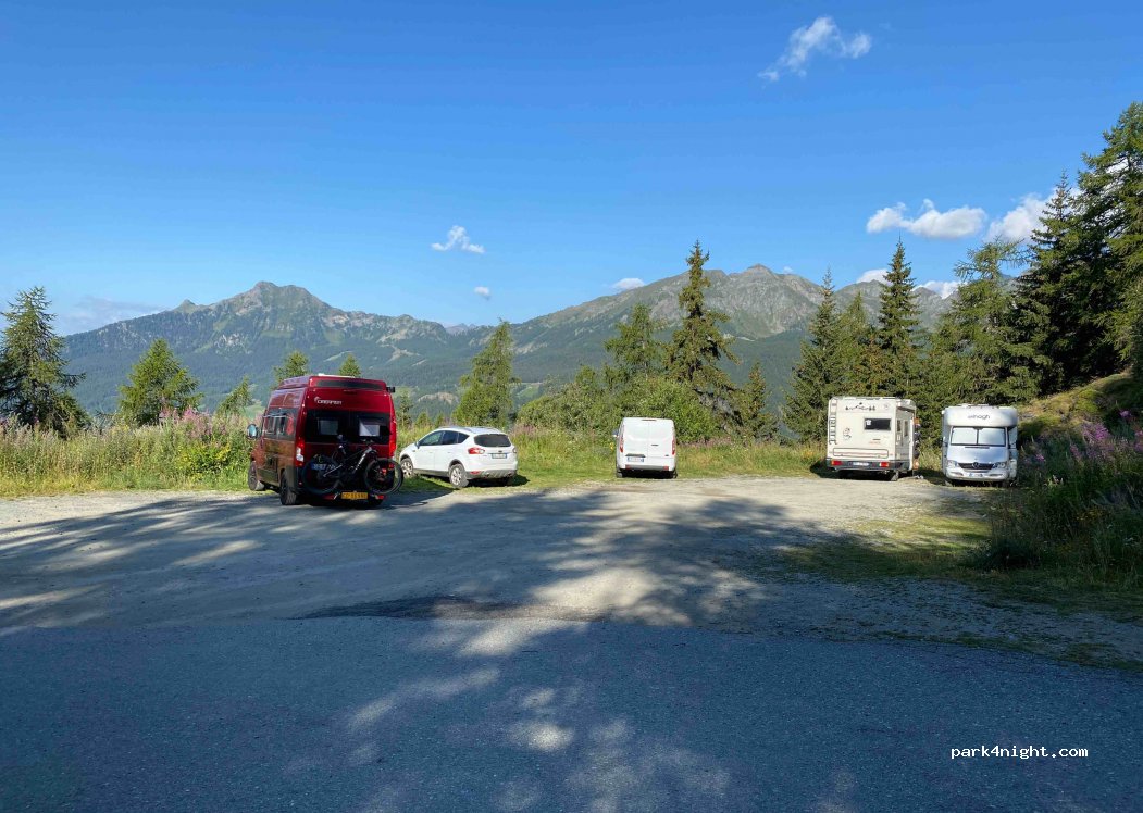 (11020) La Magdeleine - Unnamed Road — foto