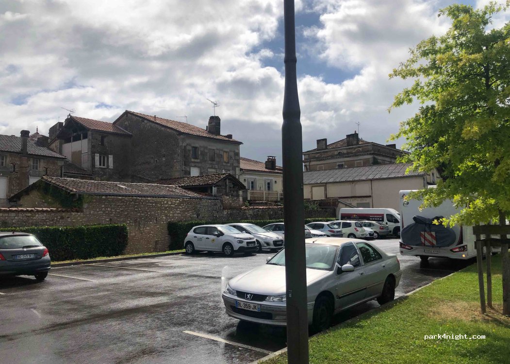 (16110) La Rochefoucauld-en-Angoumois - 2 Faubourg la Souché — foto