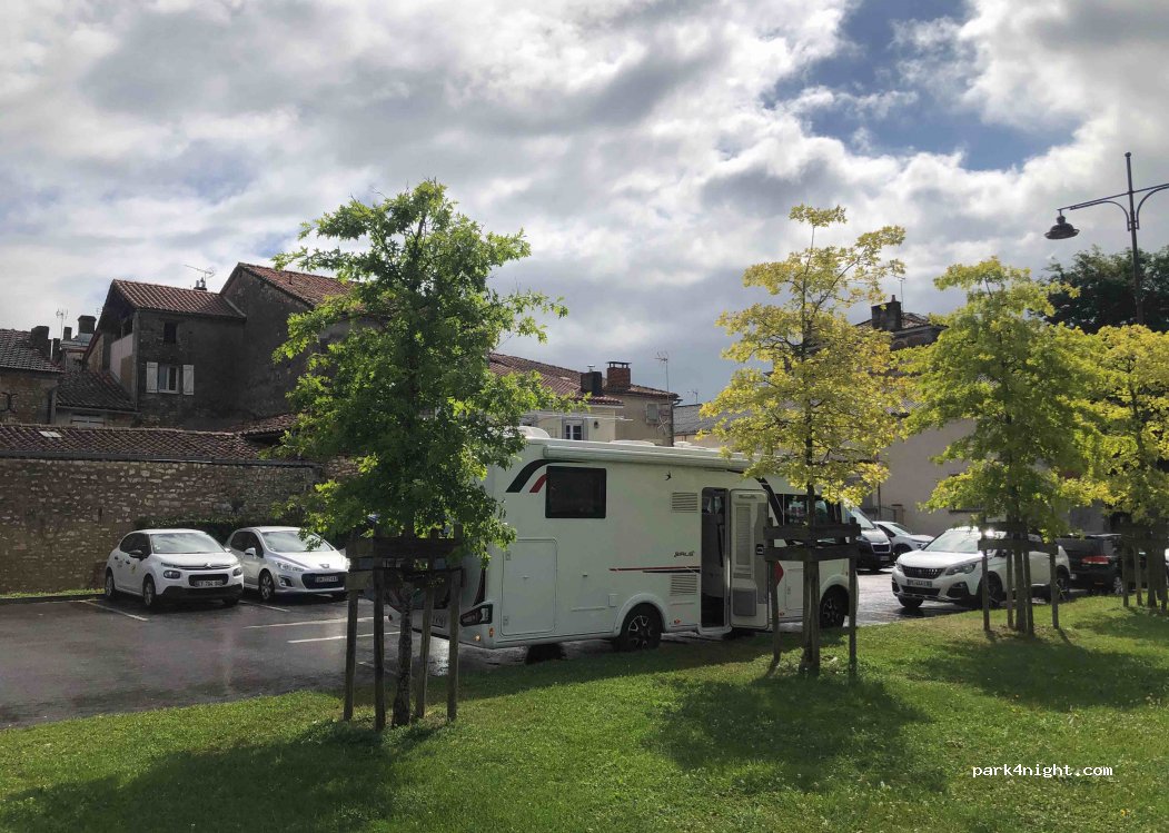 (16110) La Rochefoucauld-en-Angoumois - 2 Faubourg la Souché — foto 2