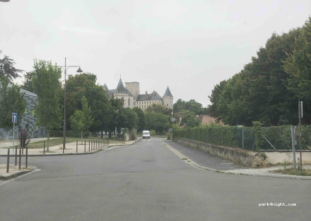 (16110) La Rochefoucauld-en-Angoumois - 2 Faubourg la Souché — foto 3