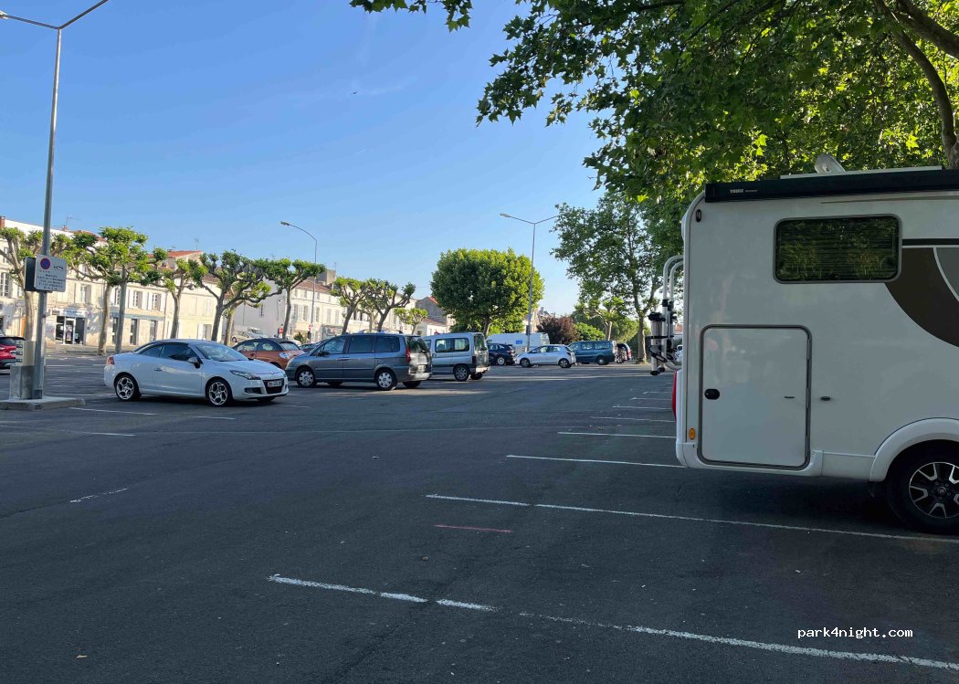 (17100) Saintes - 5 Place du 11 Novembre — foto 2