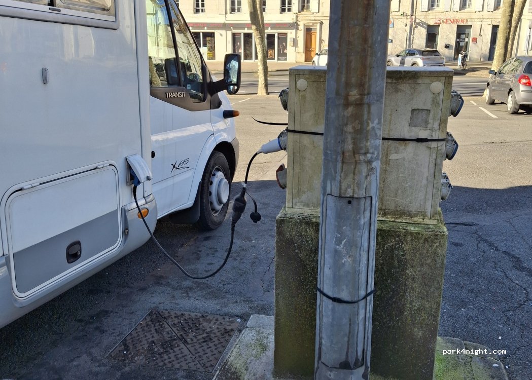 (17100) Saintes - 5 Place du 11 Novembre — foto 4