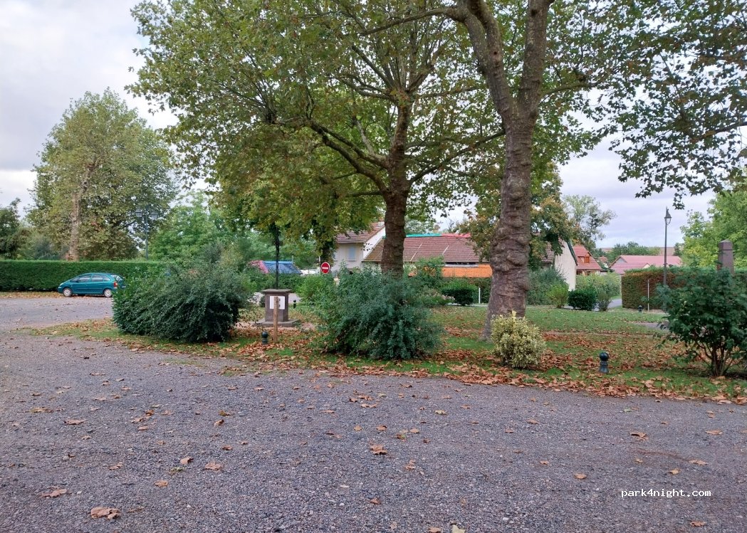 (03260) Seuillet - Place Bridou — foto 3