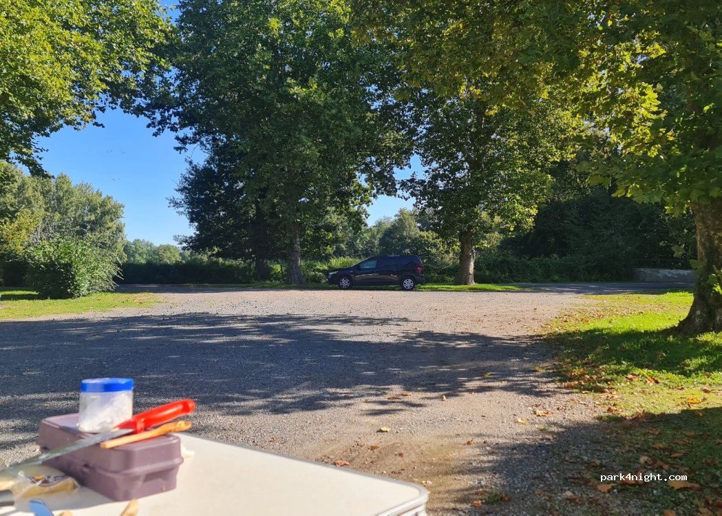 (03260) Seuillet - Place Bridou — foto 4