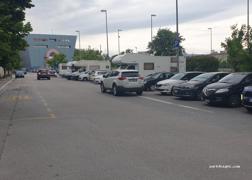 (34123) Trieste - 1 Largo Ugo Irneri — foto