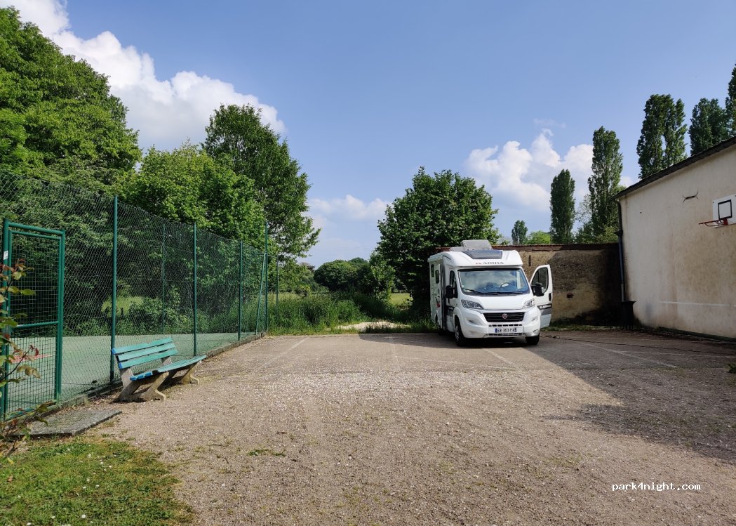 Aire de camping-cars La Ferté-Loupière — foto 2
