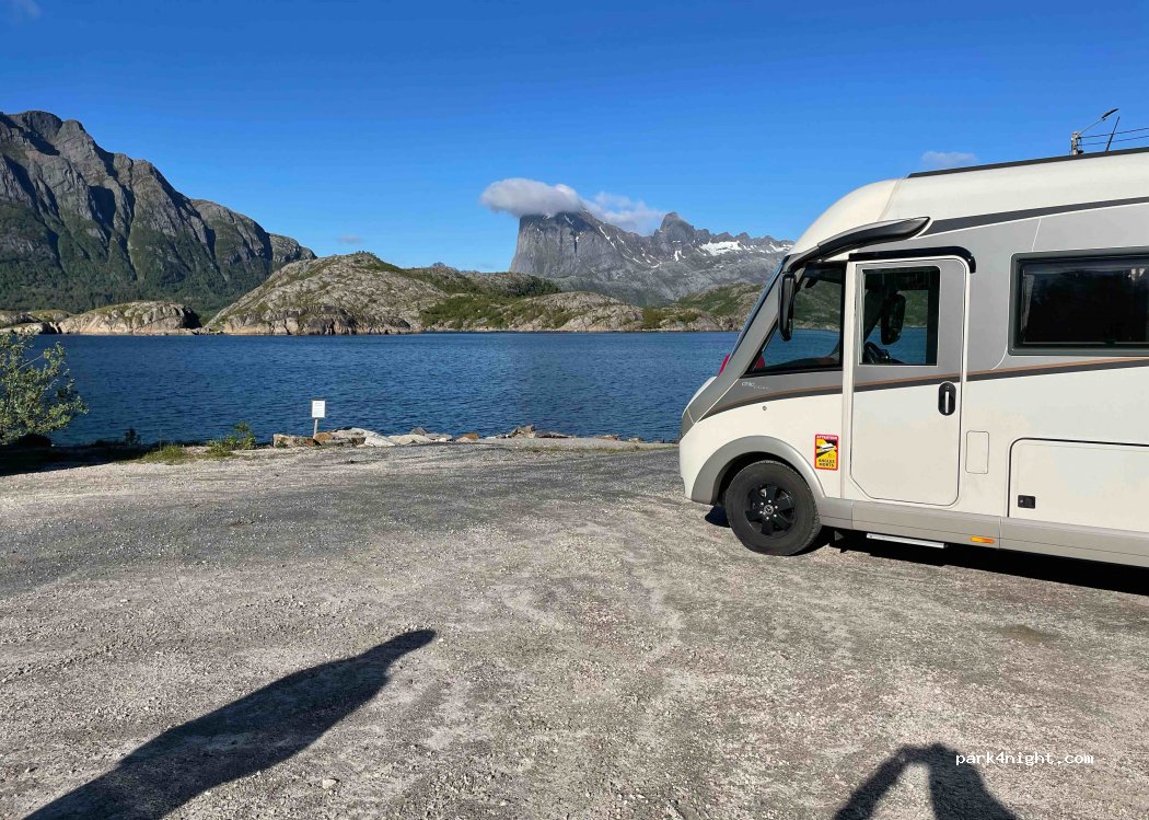 (8187) Jektvik - Unnamed Road — foto