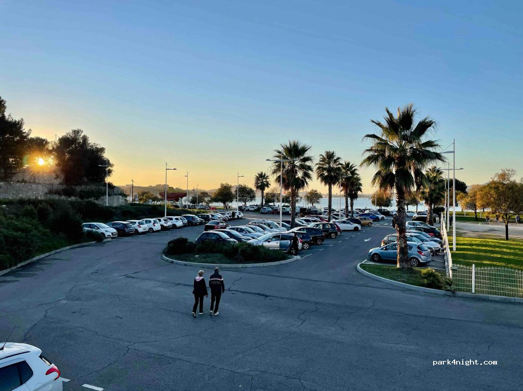 (83000) Toulon - 575 Avenue de la Tour Royale — foto