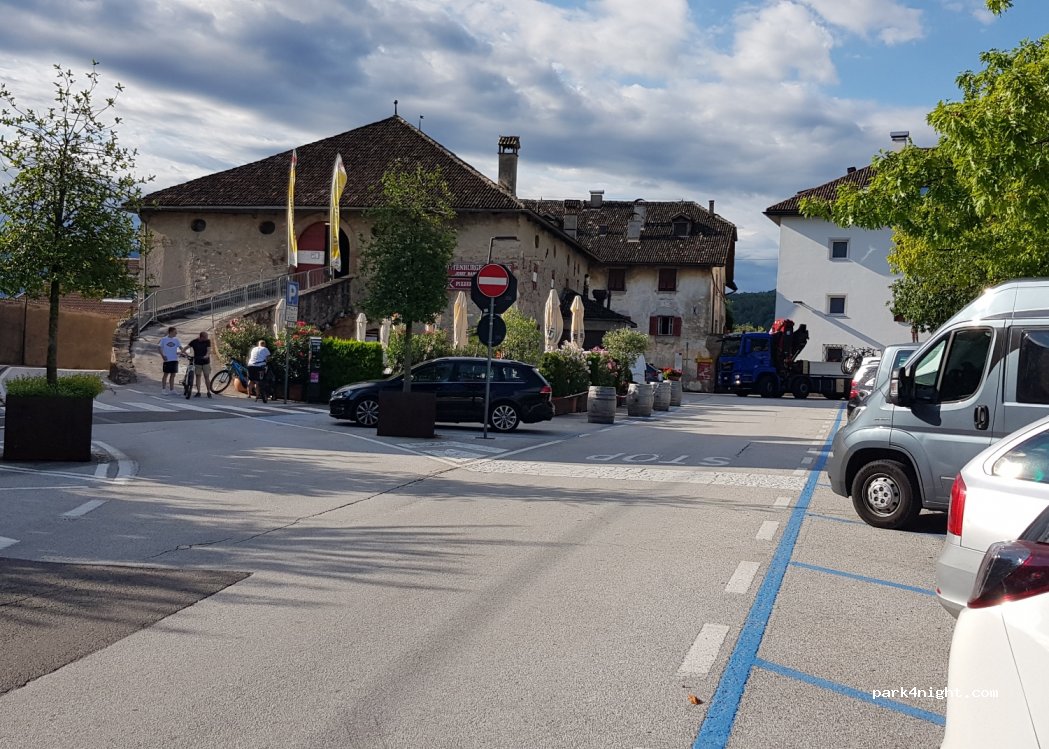 (39052) Kaltern - 1 Maria-Theresien-Straße — foto