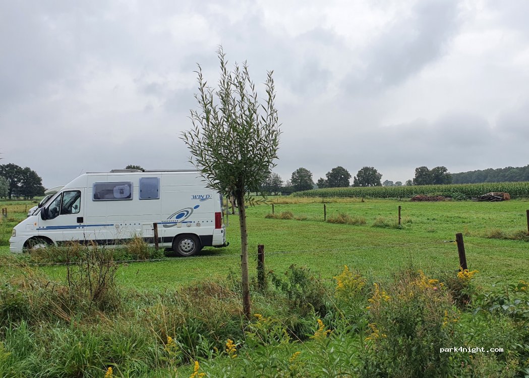 Camperplaatsen in de wei — foto 2