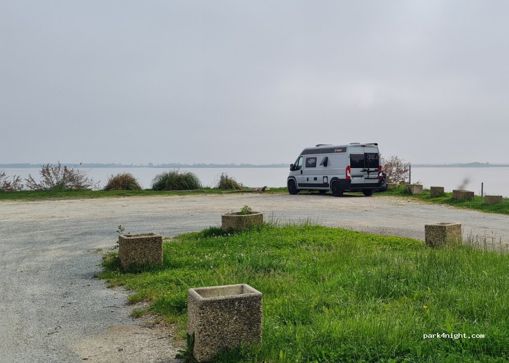 (33250) Saint-Julien-Beychevelle - Rte du Port — foto