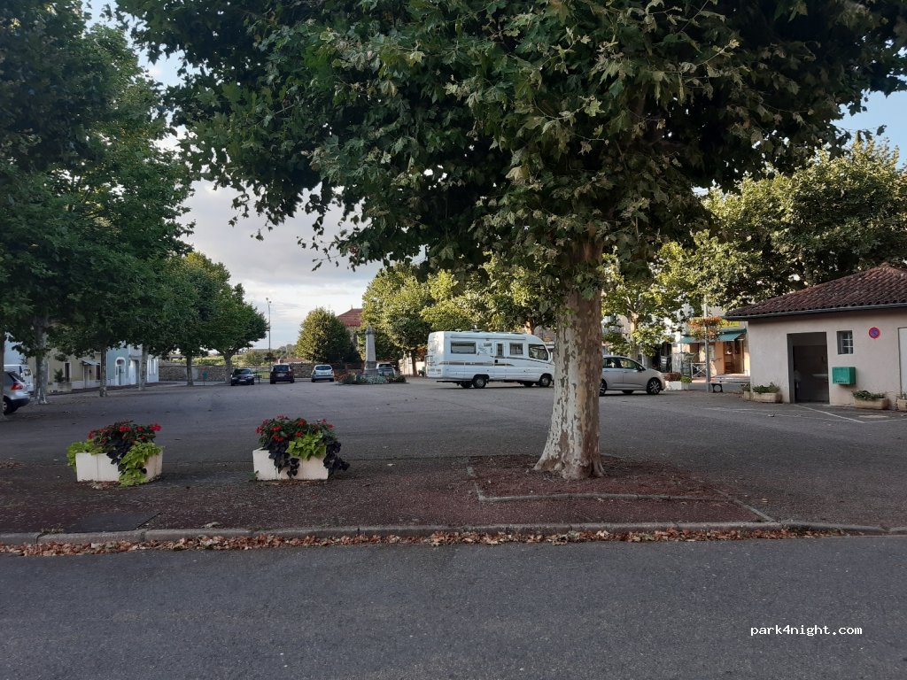 (42590) Saint-Jodard - 52 Place Léonard Perrier — foto