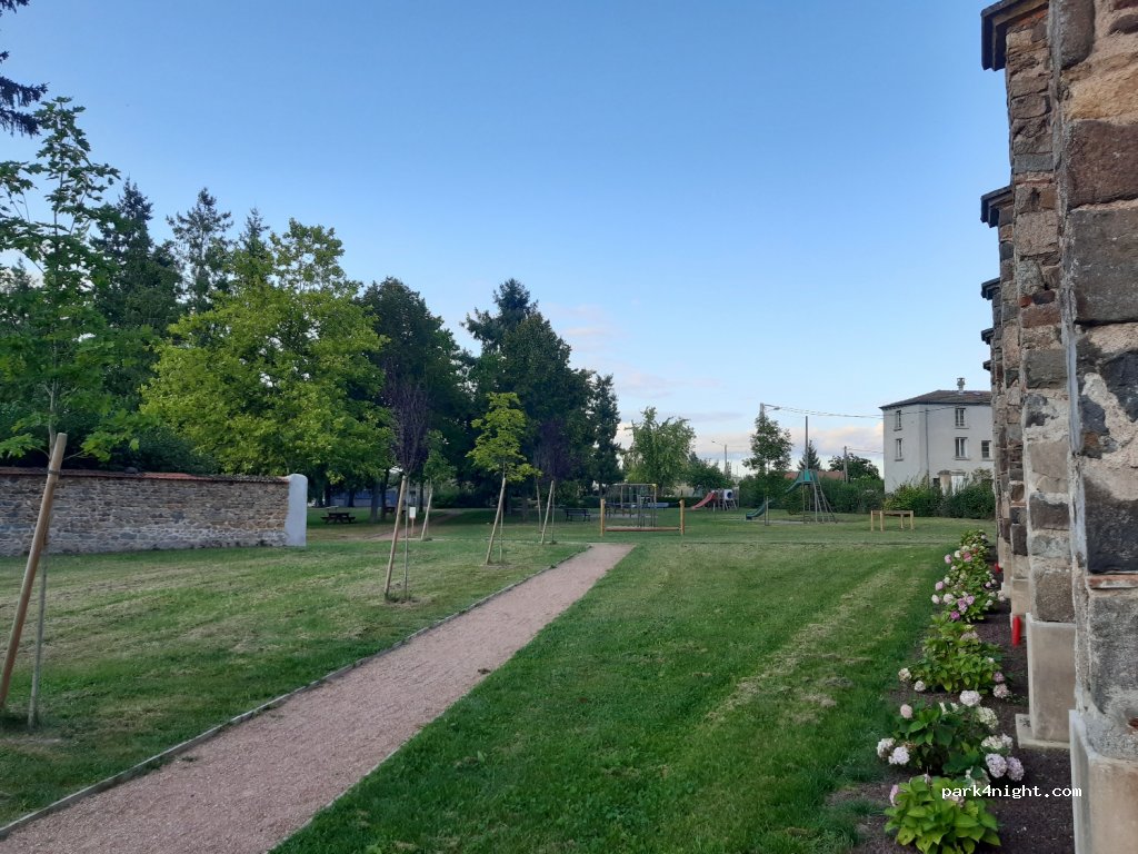 (42590) Saint-Jodard - 52 Place Léonard Perrier — foto 3