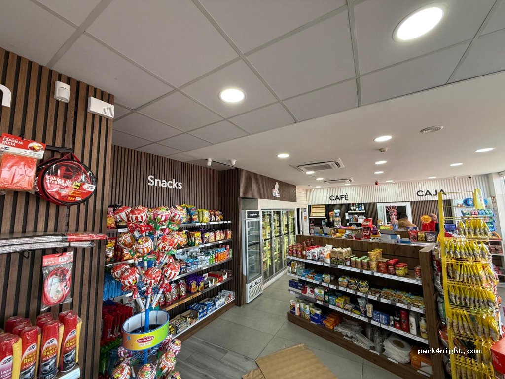 Estación de Servicio, con vaciado y llenado de aguas, Tienda,Café y lavados sin límite de altura. — foto 4