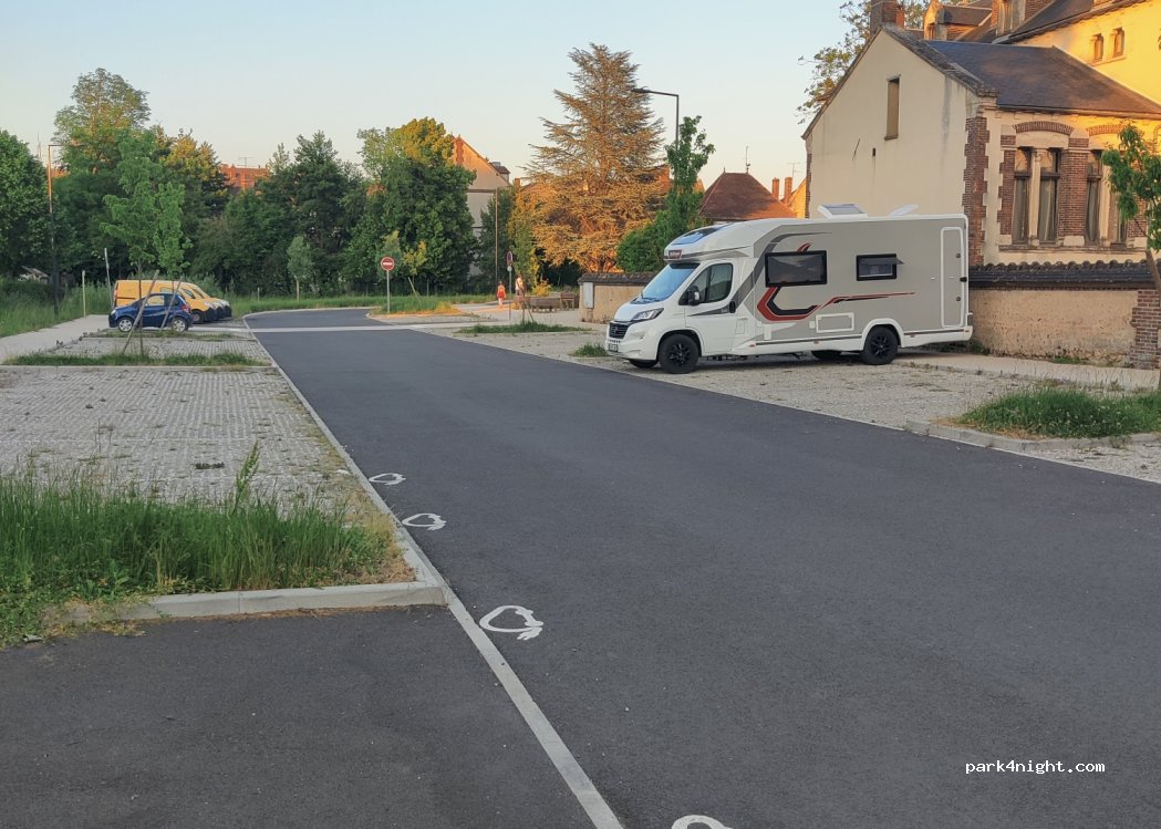 Aire de camping-cars Montholon — foto 3