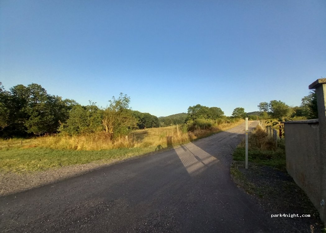 (63122) Saint-Gènes-Champanelle - Chemin de l'Égalité — foto 2