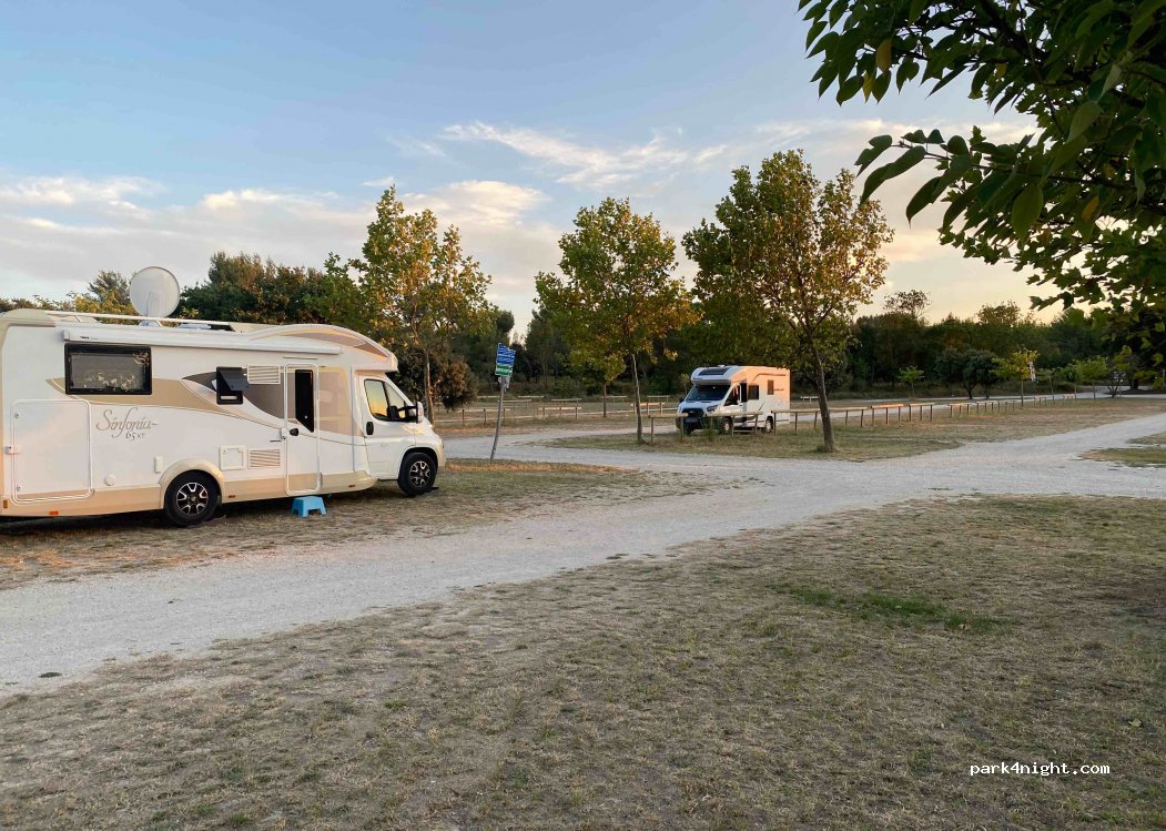 (13330) La Barben - Unnamed Road — foto 3