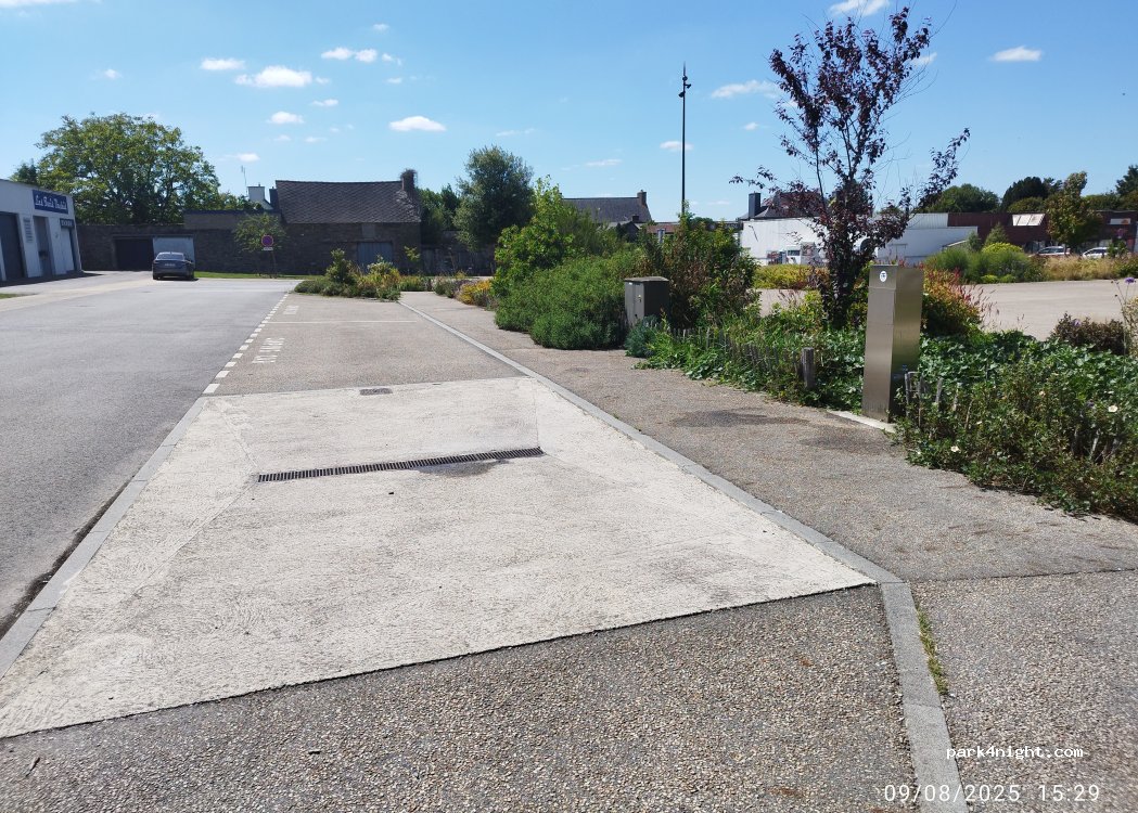 (22460) Uzel - 2 Place du Champ de Foire — foto 2