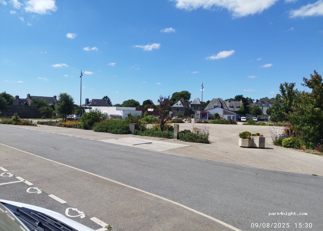 (22460) Uzel - 2 Place du Champ de Foire — foto 3