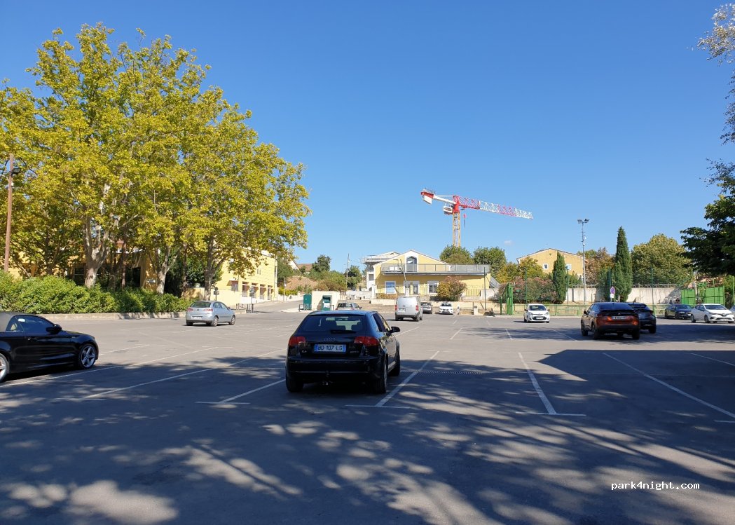 (13410) Lambesc - 6476 Boulevard de la République — foto