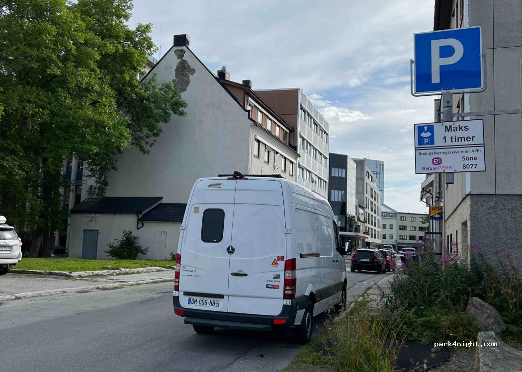 (8300) Svolvær - 22 Roald Amundsens gate — foto