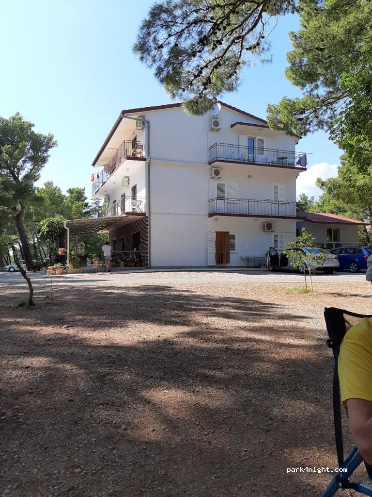 (23244) Starigrad - Ulica Starigradskih Zidara — foto 2