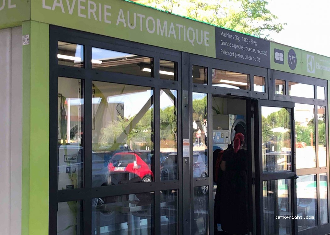 (34000) Montpellier - 24 Rond-Point des Prés d'Arènes — foto