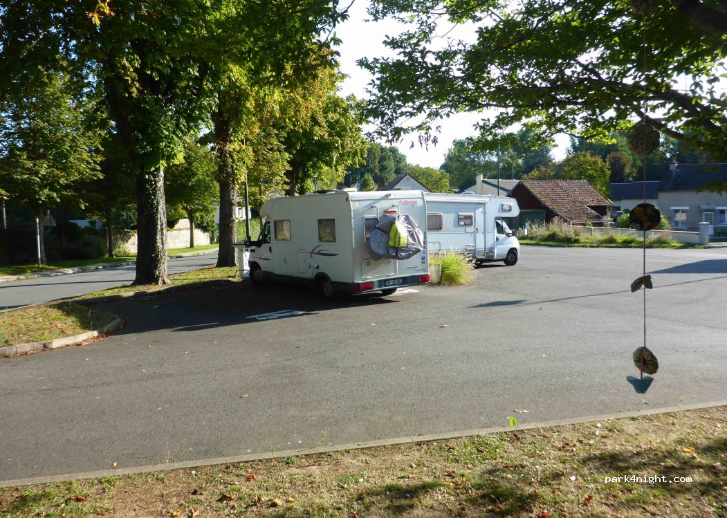 (18240) Boulleret - 26-28 Place des Charmes — foto 2