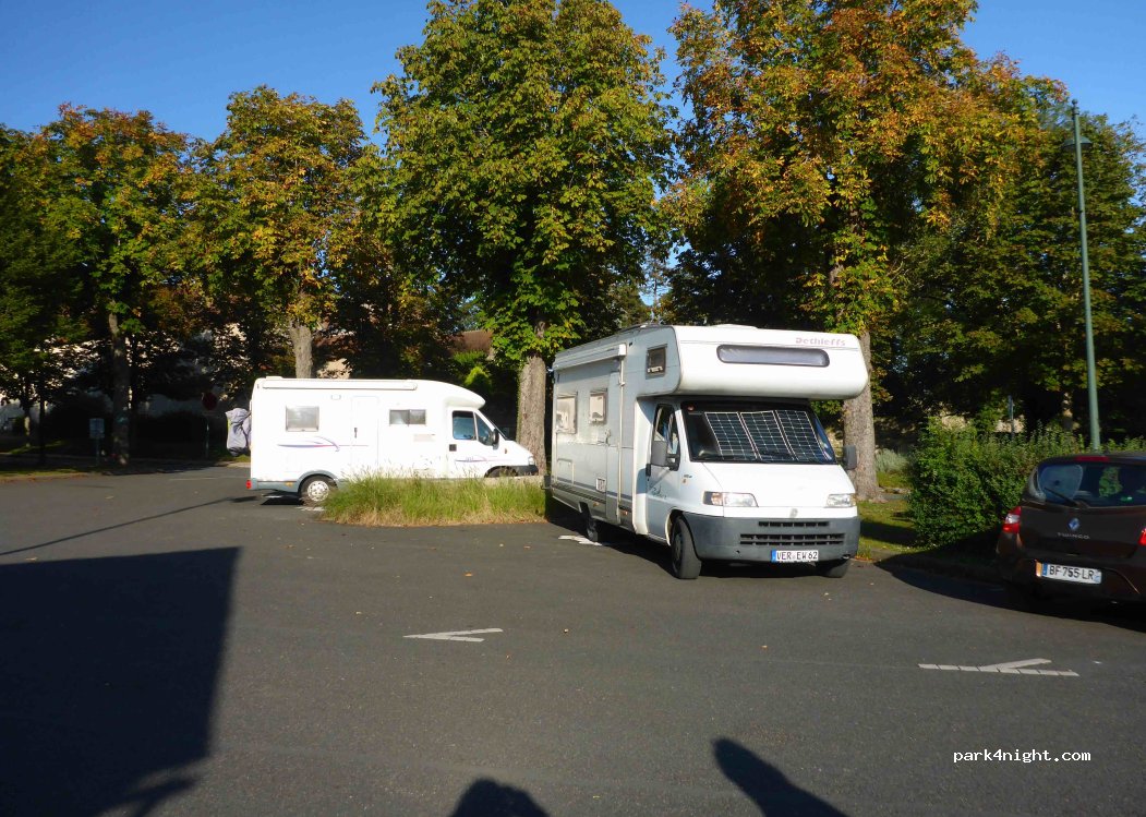 (18240) Boulleret - 26-28 Place des Charmes — foto 3