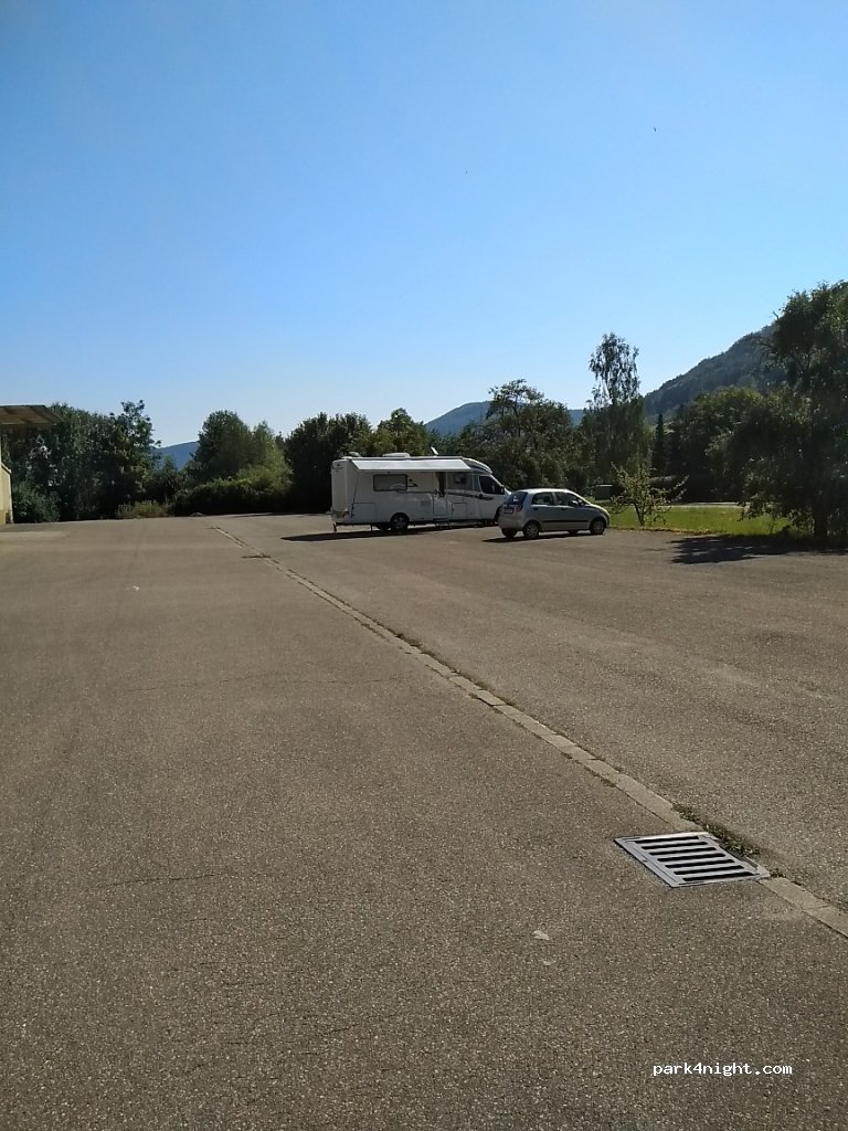 Wohnmobilstellplatz an der Vinzenz Therme in Bad Ditzenbach — foto