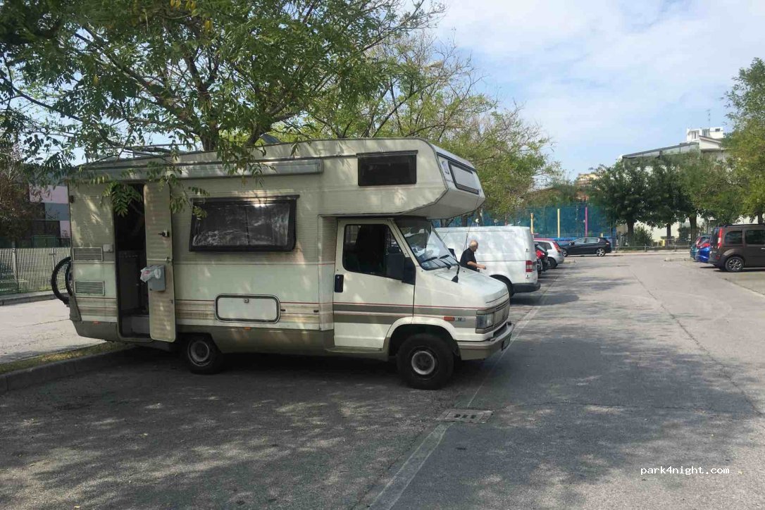 (61032) Fano - 152 Via dello Scalo — foto 2