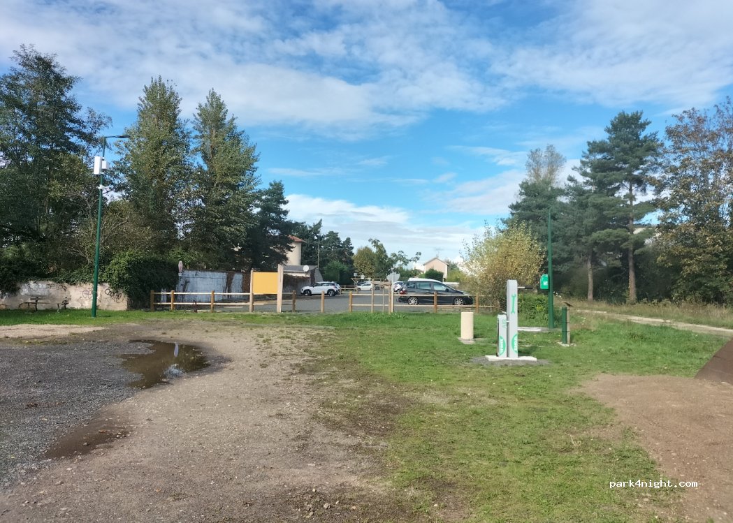 (42680) Saint-Marcellin-en-Forez - 2 Place De La Gare — foto 2