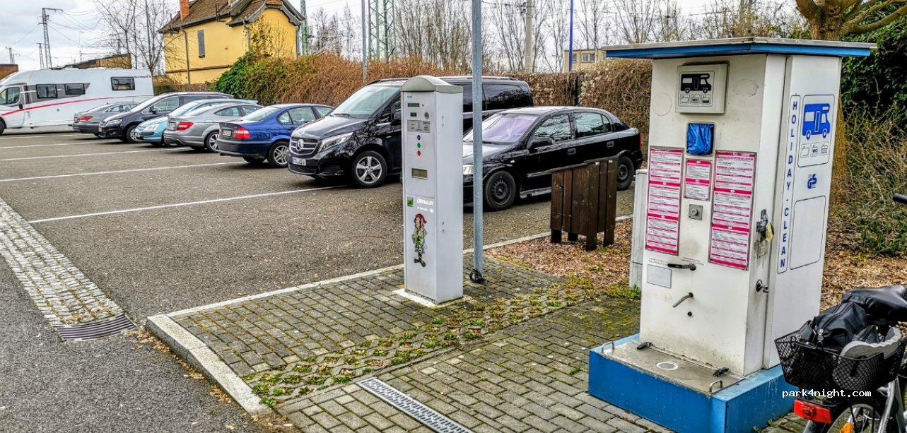 Wohnmobilstellplatz am Bahnhof Lübbenau — foto