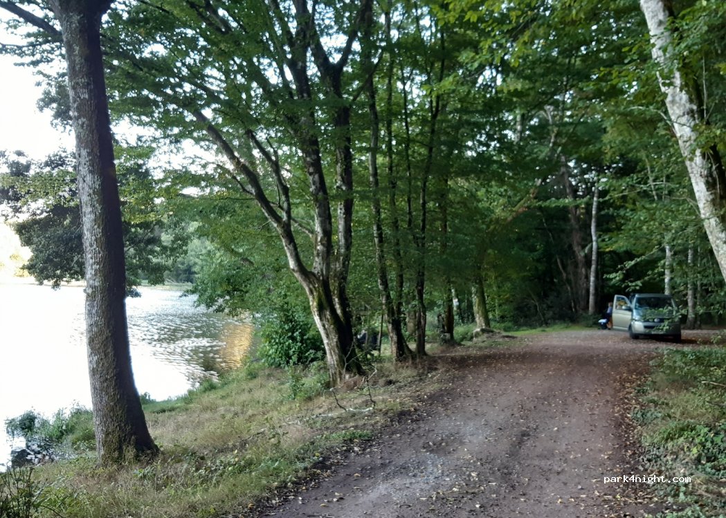 (03360) Saint-Bonnet-Tronçais - Allée du Bois Brochet — foto