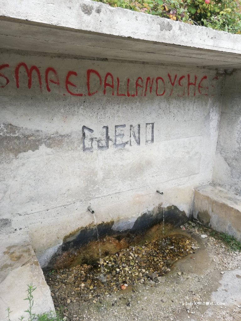 (H4F2+677) Berat - Unnamed Road — foto