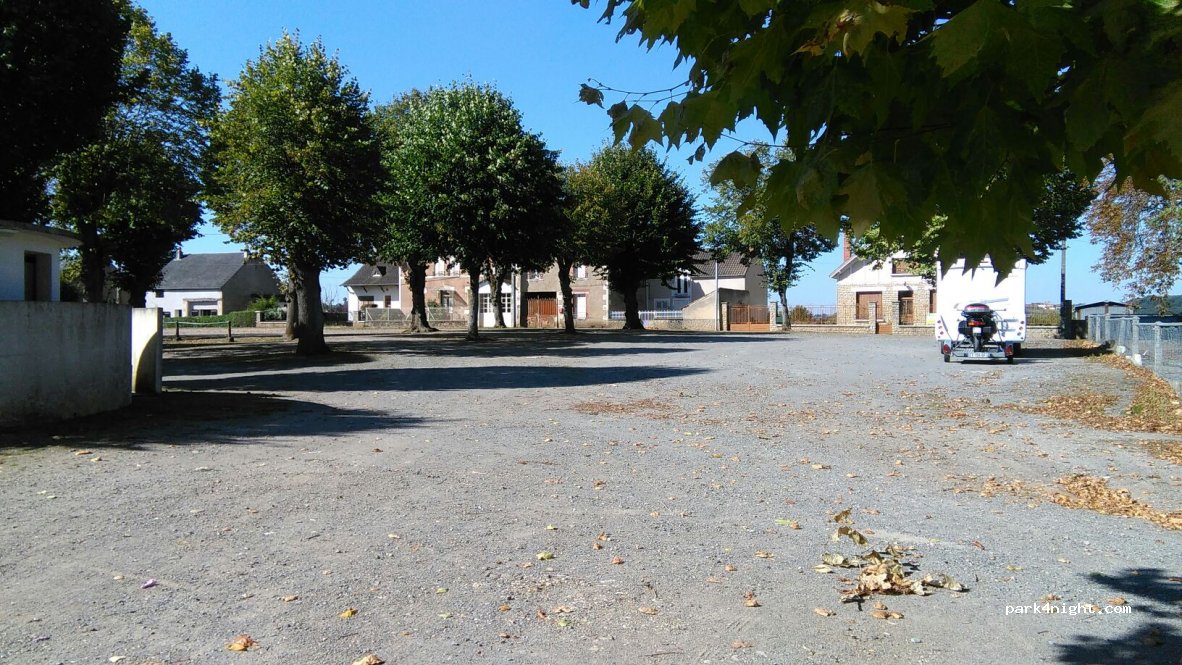 (18370) Châteaumeillant - 953 Place de la Résistance — foto