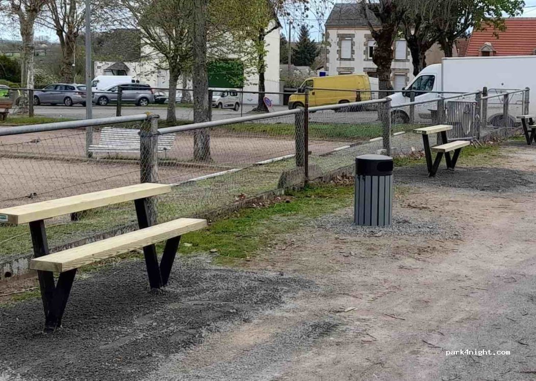 (18370) Châteaumeillant - 953 Place de la Résistance — foto 3