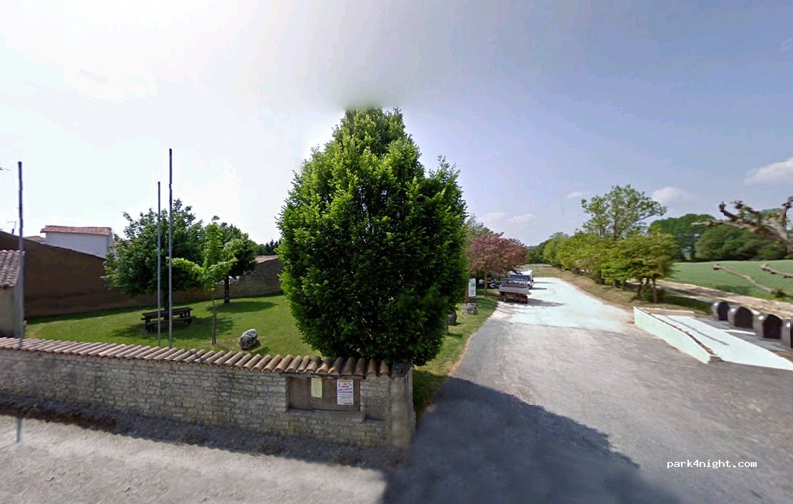 (17400) Asnières-la-Giraud - Rue du Stade — foto