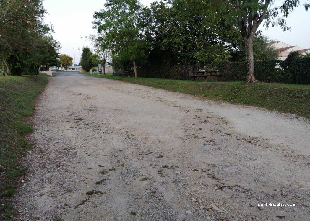 (17400) Asnières-la-Giraud - Rue du Stade — foto 2