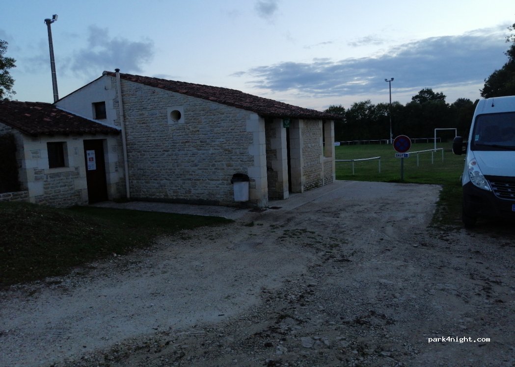 (17400) Asnières-la-Giraud - Rue du Stade — foto 3