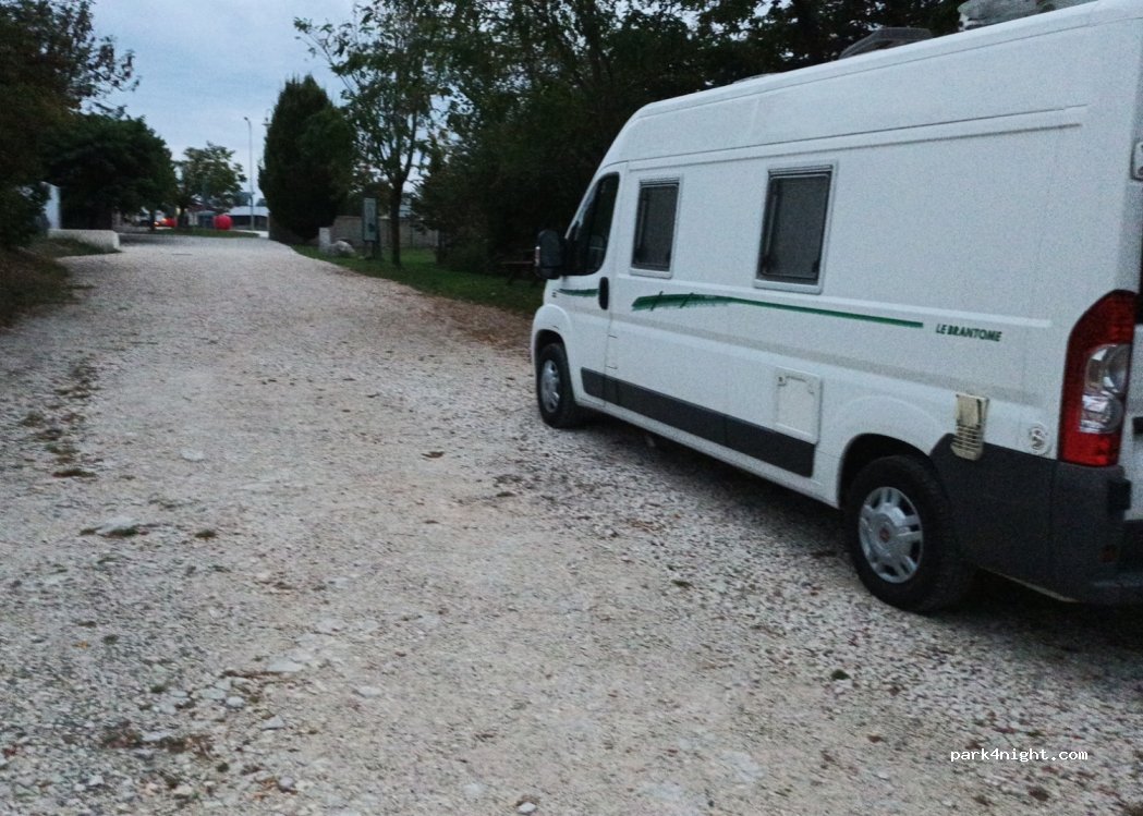(17400) Asnières-la-Giraud - Rue du Stade — foto 4