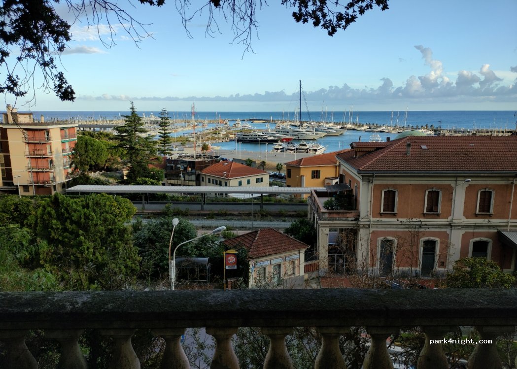(18100) Imperia - 24 Viale Giacomo Matteotti — foto