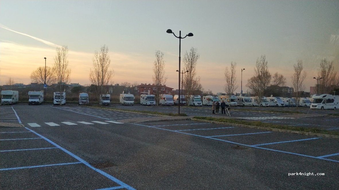 Parcheggio Auto e Camper Grado — foto